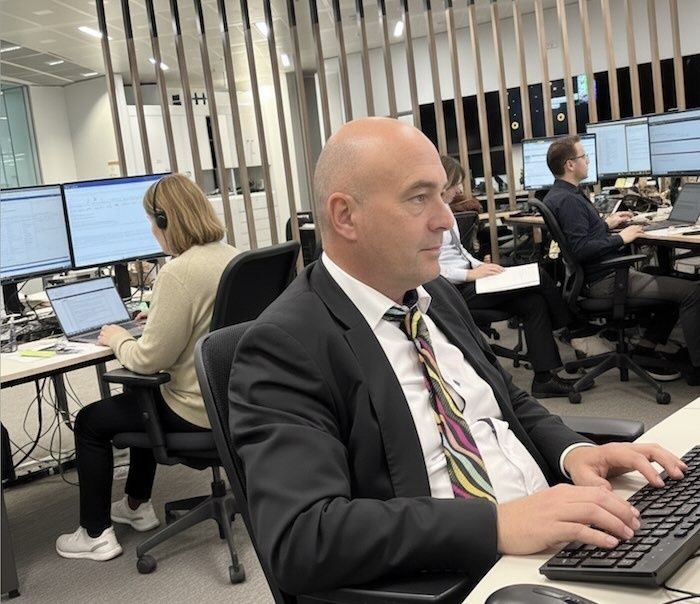 Journalister arbetar vid datorer i en öppen redaktionsmiljö